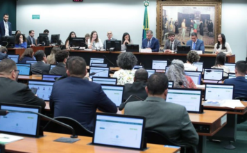CCJ da Câmara adia análise de PEC sobre redução da maioridade penal