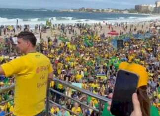 Flávio Bolsonaro inicia campanha à Presidência com ato em Copacabana