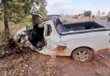 Batida entre carreta e picape deixa motorista preso às ferragens na BR-163