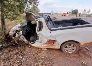 Batida entre carreta e picape deixa motorista preso às ferragens na BR-163